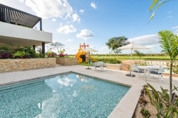 998 m&sup2; lot in private community with a golf course, for sale in M&eacute;rida.