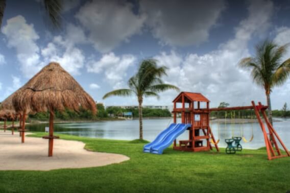 Residential lot in front of park, 1,209 m2 in exclusive community with lakes, clubhouse, cycle track, sports fields, pools, gym, spa