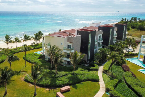 Ocean view penthouse with private jacuzzi. 3,000 m2 of pools, golf course, beach club, great emenities, for sale Playa del Carmen.