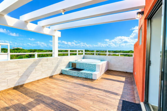 Two-story penthouse for sale, fully furnished with jacuzzi and smart home system.&nbsp;