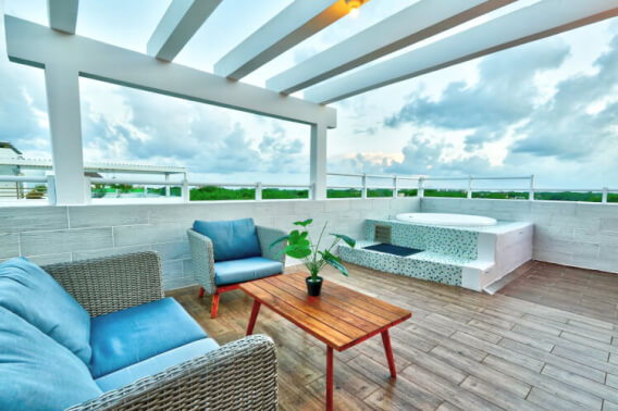 Two-story penthouse for sale, fully furnished with jacuzzi and smart home system.&nbsp;