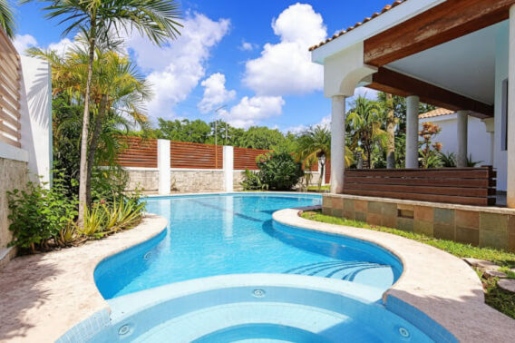 Single-story residence near the ocean, 4 bedrooms, deep pool, 750 m&sup2; lot, for sale