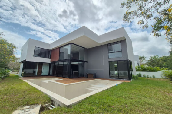 Residence with bar and private pool for sale, Yucat&aacute;n Country Club