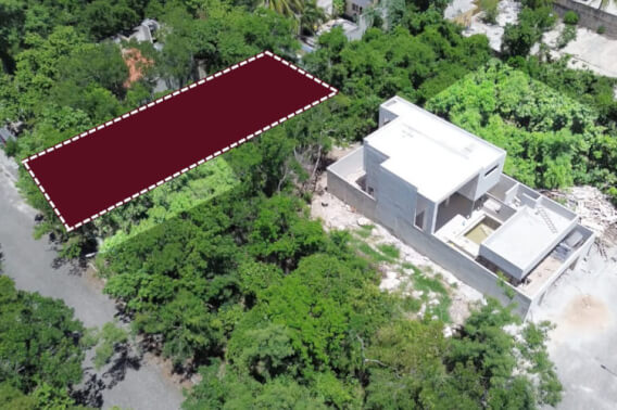 Single-family home lot for sale in Los Almendros Residential, Playa del Carmen.