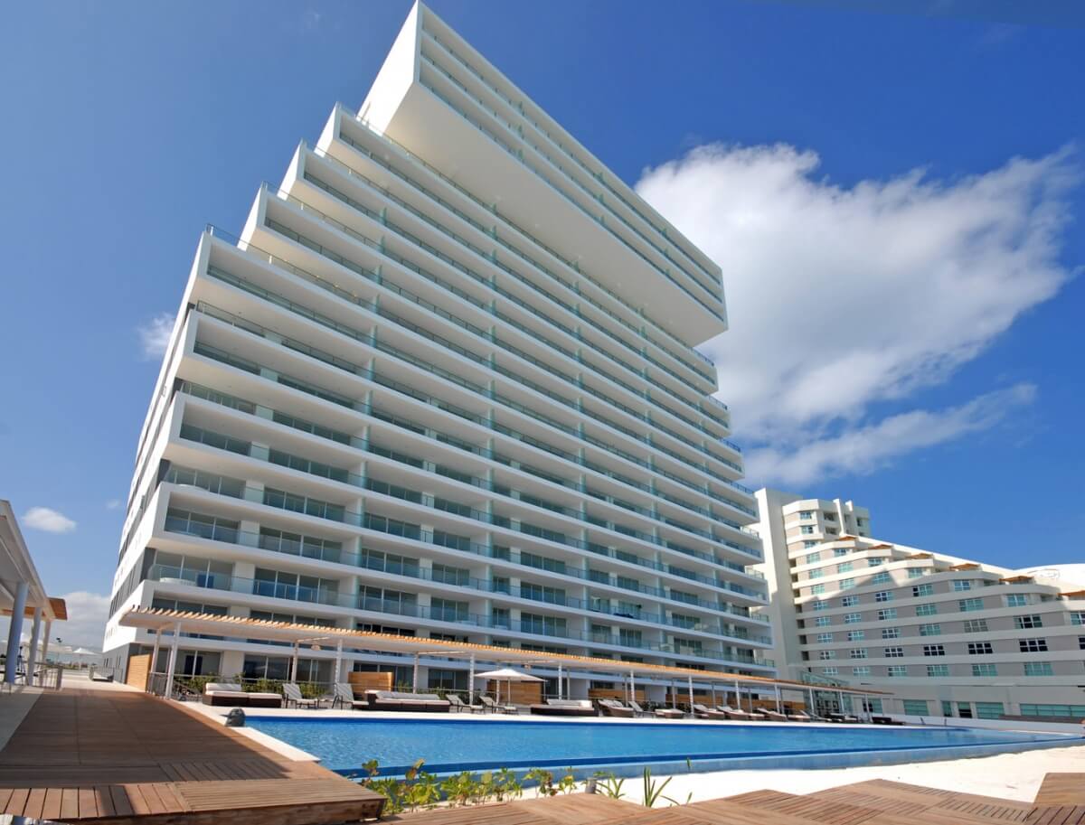 Penthouse de lujo con vista al mar y la marina, con amenidades: alberca infinity, spa, gimnasio, area lounge, salon de eventos, lobby