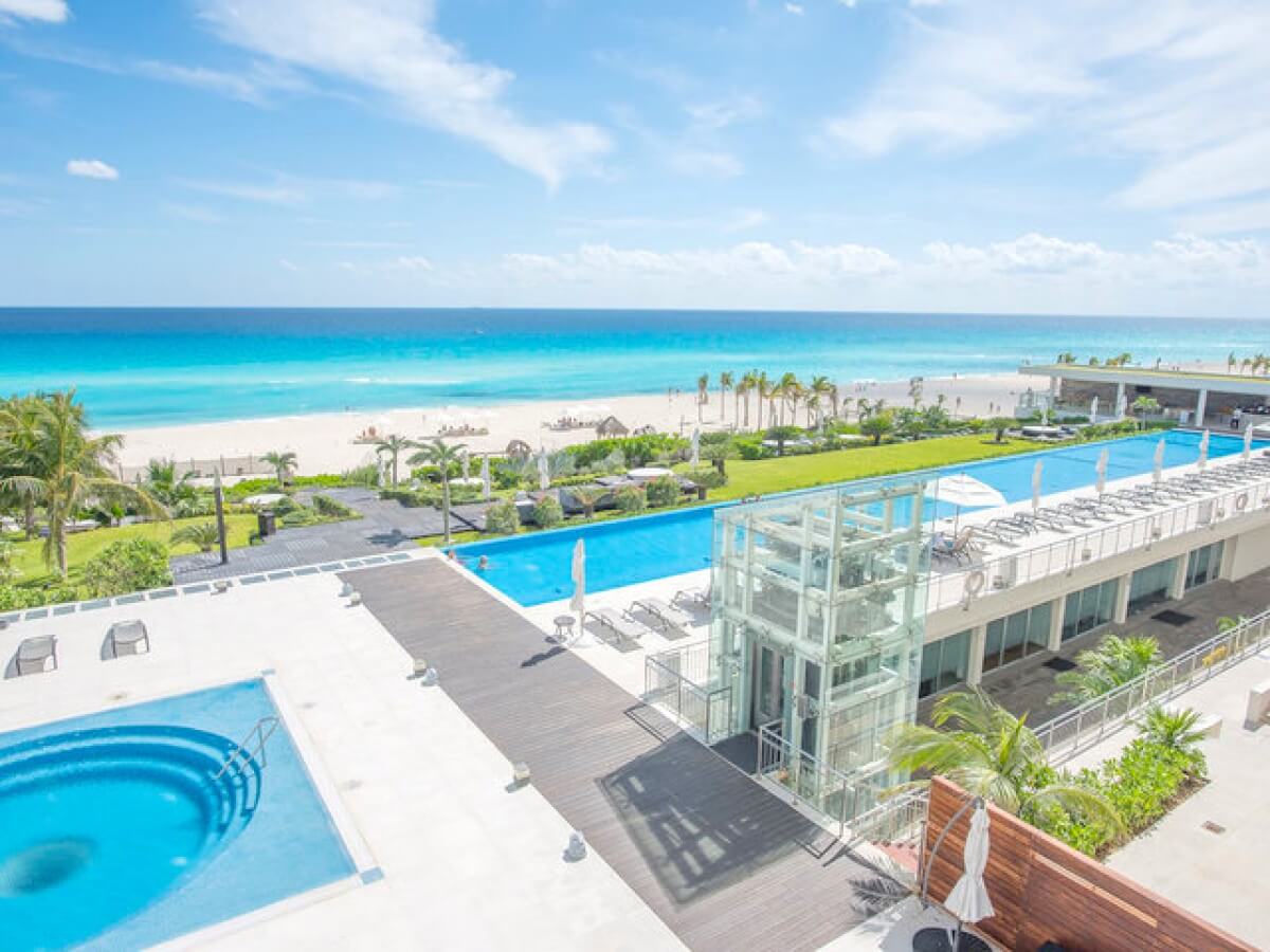 Penthouse de lujo con vista al mar y la marina, con amenidades: alberca infinity, spa, gimnasio, area lounge, salon de eventos, lobby
