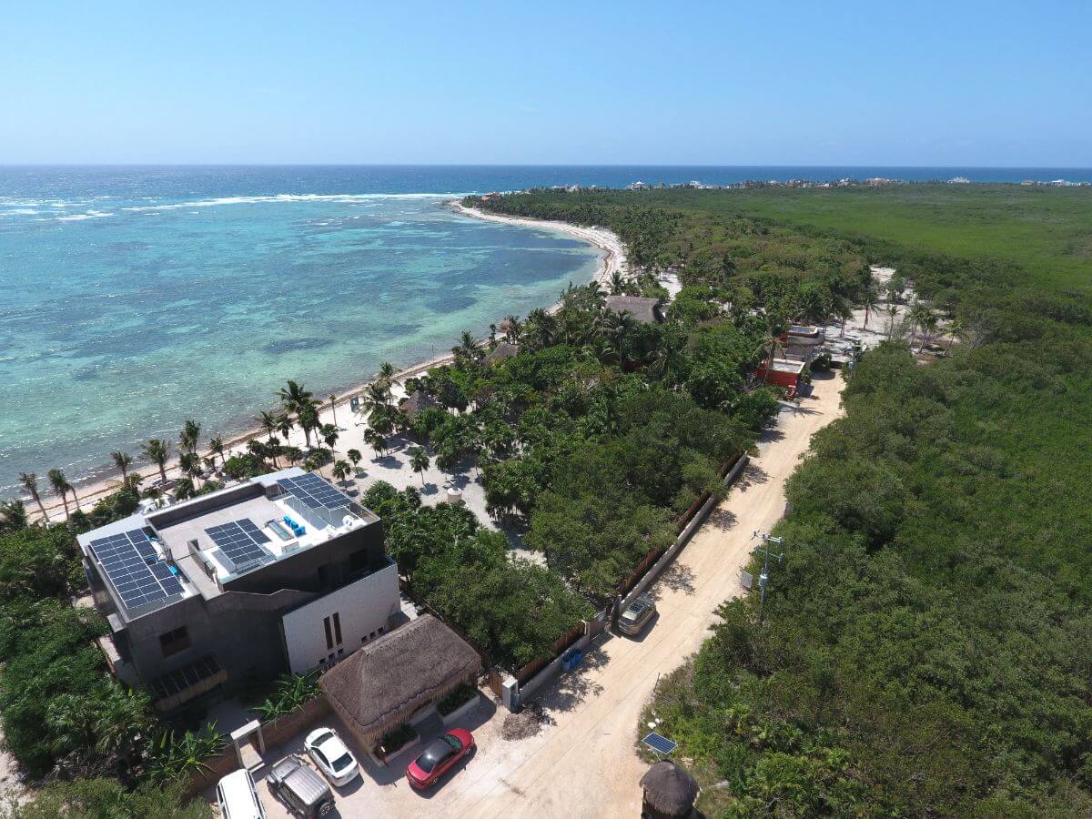 Terreno frente al mar, 19 metros de frente de playa, en Bahia Solimán, Tulum en venta.
