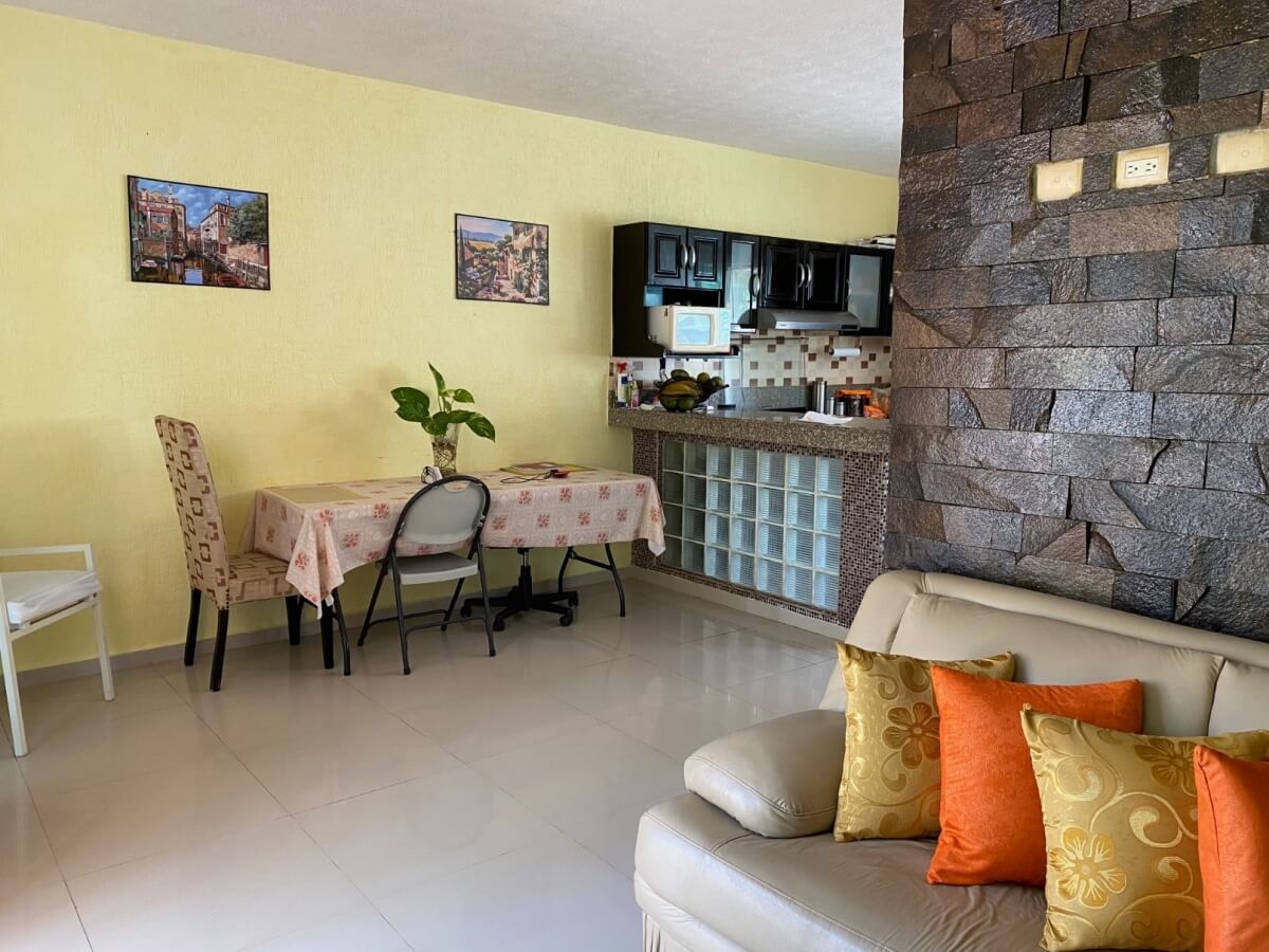 Casa en residencial privado con alberca y terraza en venta en Playa del Sol, Playa del Carmen.