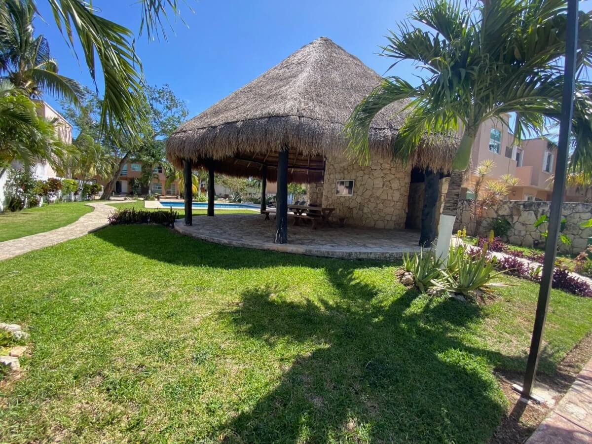 Casa en residencial privado con alberca y terraza en venta en Playa del Sol, Playa del Carmen.