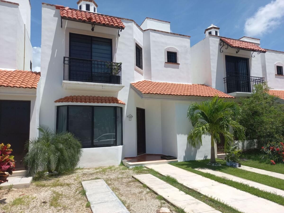 House in gated community with pool, playground for children and central park, in Marsella II for sale Playa del Carmen.