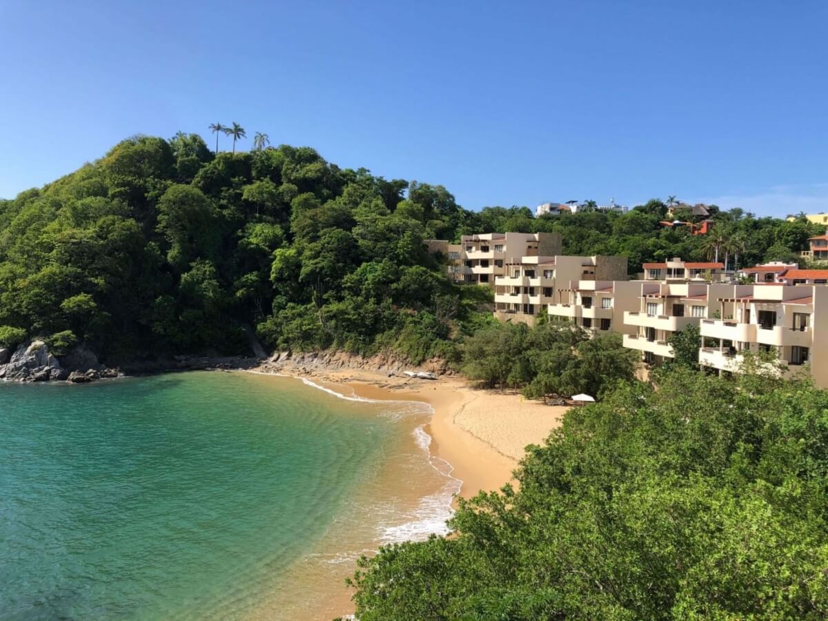 Luxury oceanfront condo, furnished and equipped, with restaurant, beach club with beachfront beds, pool, gym and spa, for sale in Huatulco.