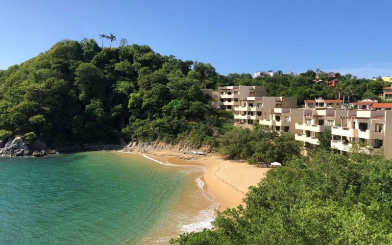 Luxury oceanfront condo, furnished and equipped, with restaurant, beach club with beachfront beds, pool, gym and spa, for sale in Huatulco.