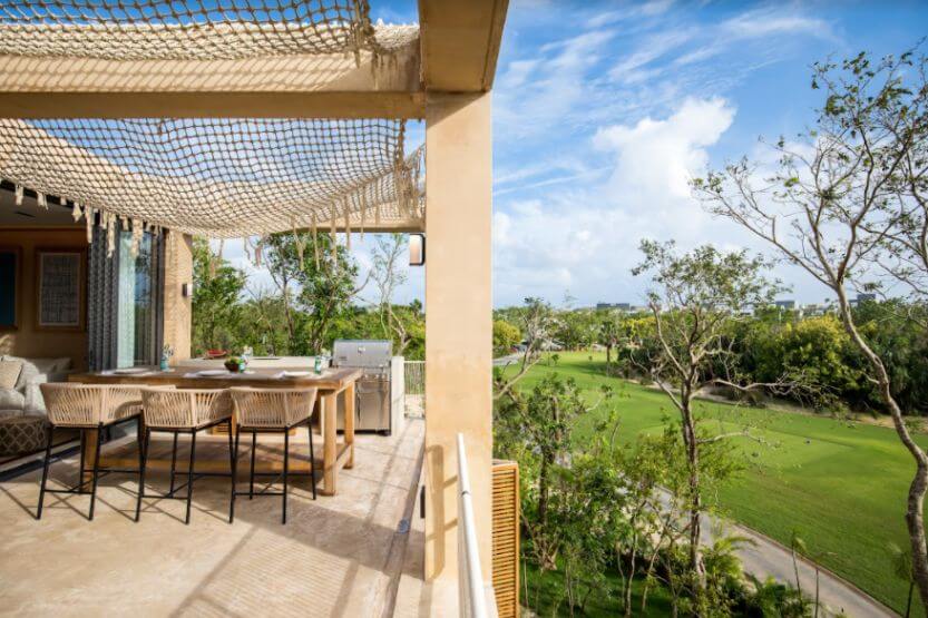 House with private pool, full-wall windows, surrounded by nature, 844 m2 of land, 5 bedrooms golf course view in gated community with beach