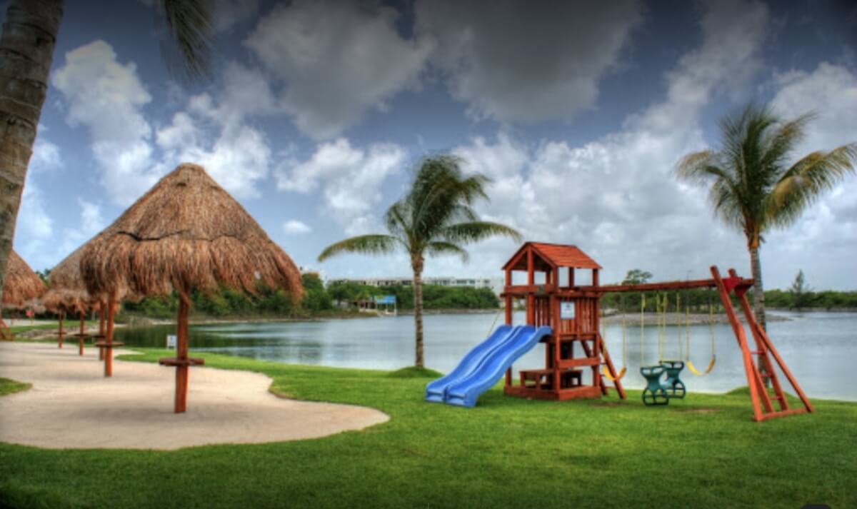 Residential lot for sale jn Villa Magna, in front of the park, with a soccer, basketball court and children&amp;#39;s playground, in Cancún.