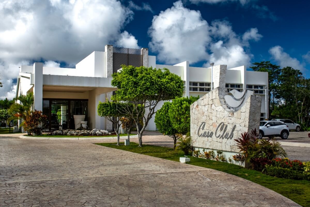 Land in exclusive comunity, clubhouse, cycle track, sports fields, pools, gym, spa, and more, Cancun, for sale.
