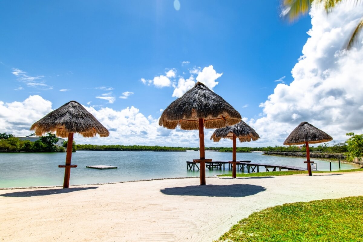 Lot with lagoon view in Puerto Cancun, beach club, golf, for sale, Cancun