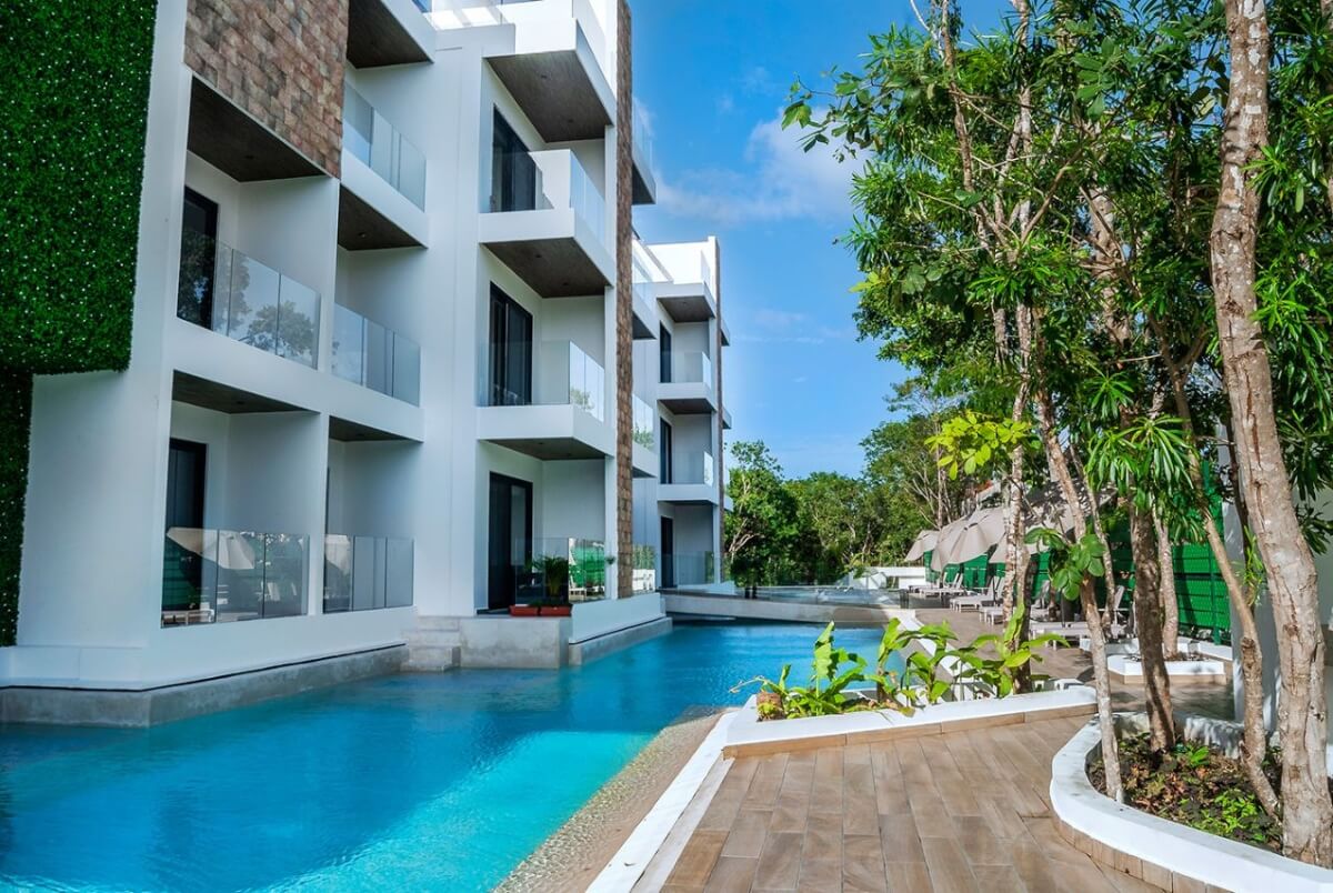 Departamento de lujo a pasos de playa Mamita´s en venta Playa del Carmen Edificio con decoración tipo Bali