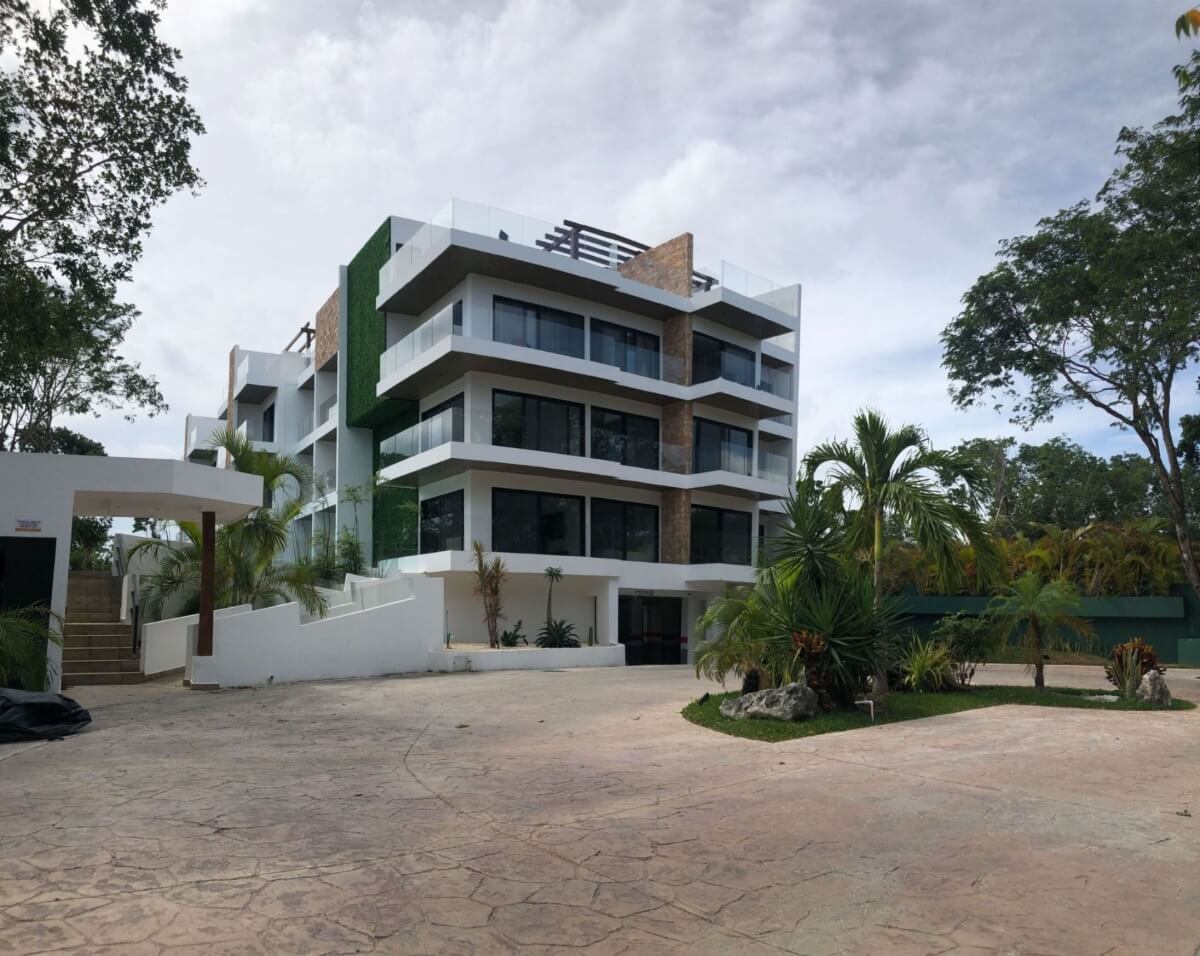 Condo with ocean view pool, jacuzzi, gym, steps from Fifth Avenue, 600 meters from the beach, partly furnished, for sale Playa del Carmen.