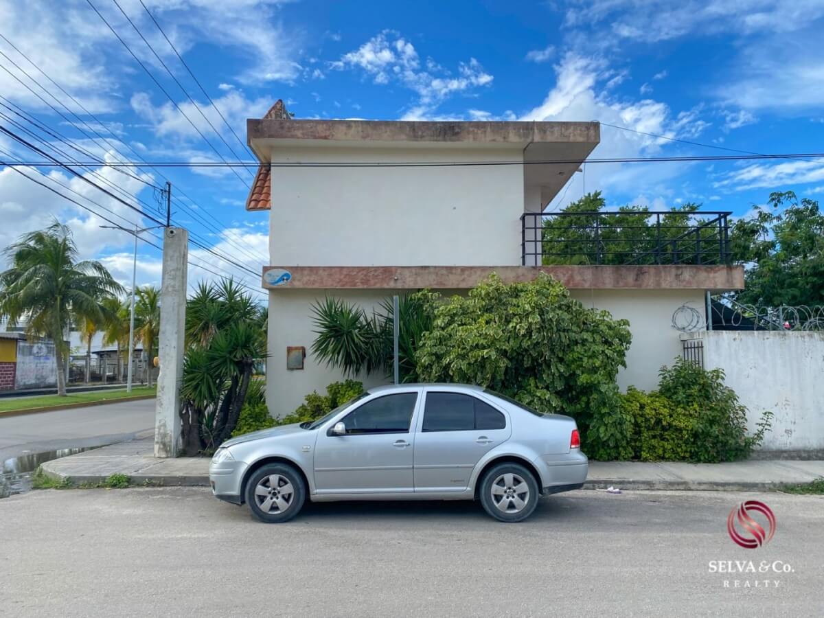 Corner house, property with 1 house and 2 apartments, Adolfo Lopez Mateos neighborhood.