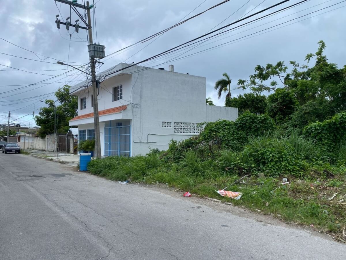 Terreno residencial en colonia 10 de Abril en venta en Cozumel, 637 m2, 700 metros del malecón, uso de suelo unifamiliar-residencial