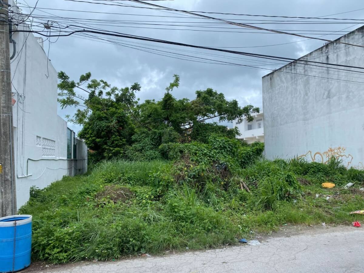 Terreno residencial en colonia 10 de Abril en venta en Cozumel, 637 m2, 700 metros del malecón, uso de suelo unifamiliar-residencial