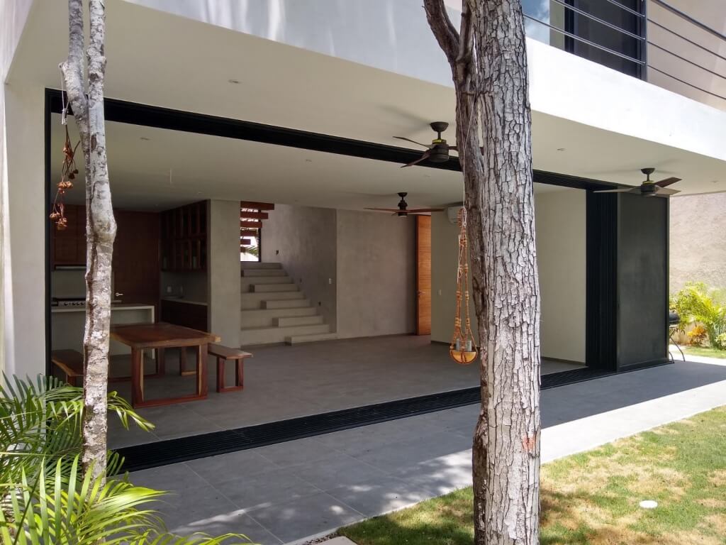 Casa con alberca privada, en residencial, rodeado de selva, con restaurante, co-working, area de yoga y fitness,  ventanas de pared completa