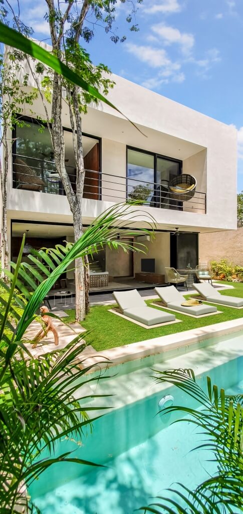 Casa con alberca privada, en residencial, rodeado de selva, con restaurante, co-working, area de yoga y fitness,  ventanas de pared completa