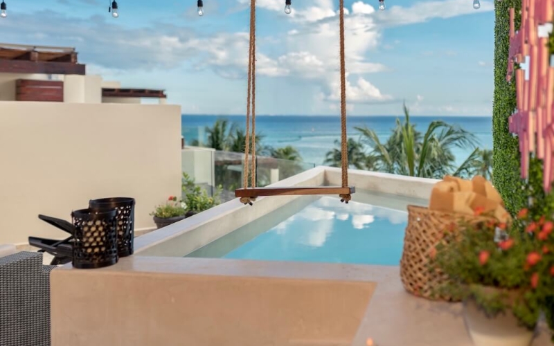 Beachfront penthouse with private pool and swing overlooking the ocean, access to the sea, beach club, gym, business center, concierge