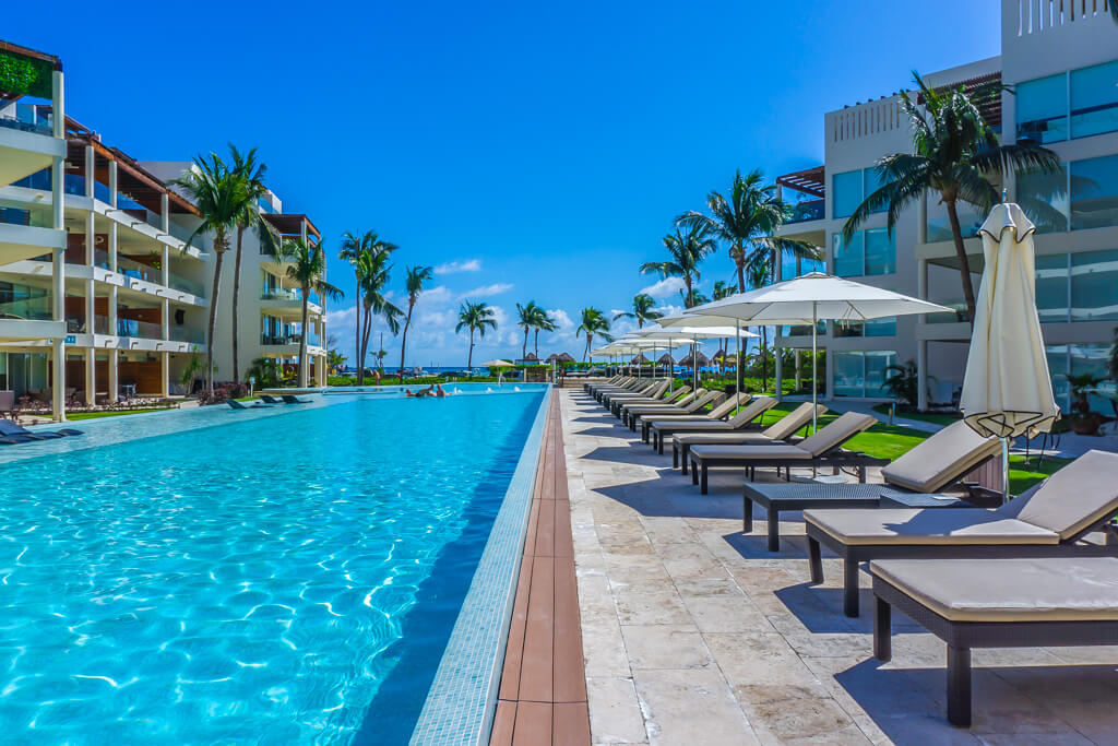 Penthouse con hermosa vista al mar y jacuzzi privado. Mas de 3,000 m2 de Albercas, campo de Golf, Club de playa, Corasol, en venta Playa del