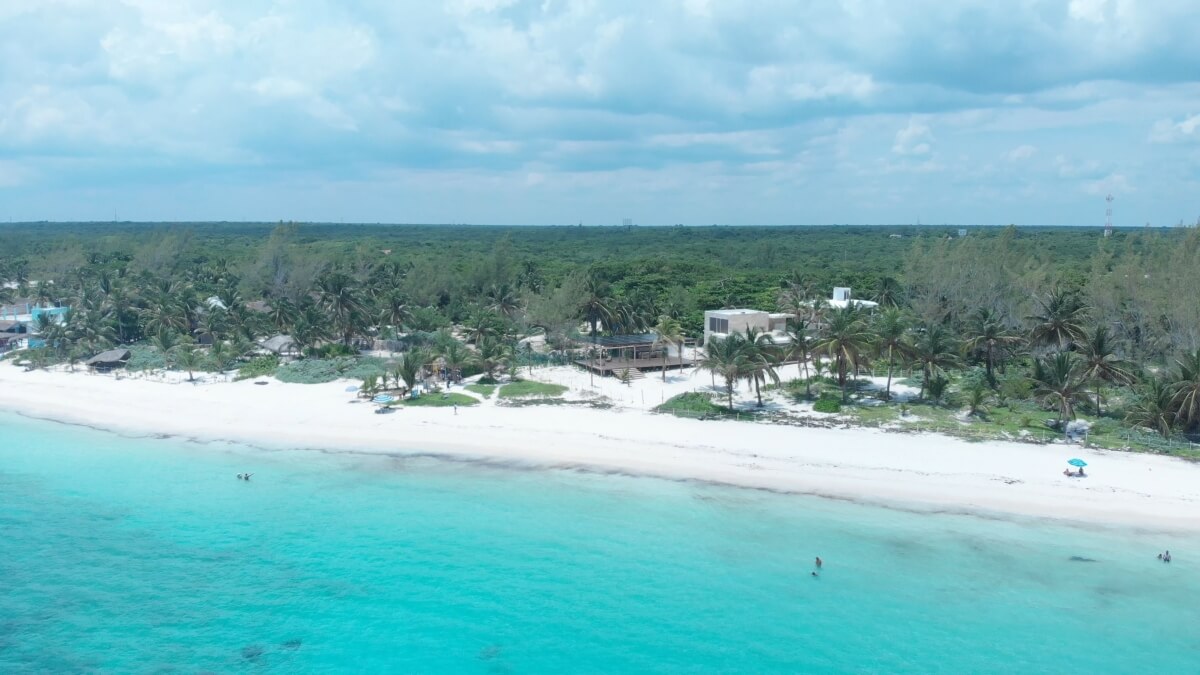 Residential lot in Tulum, with outdoor amenities, green areas, in gated community near the sea and the hotel zone.