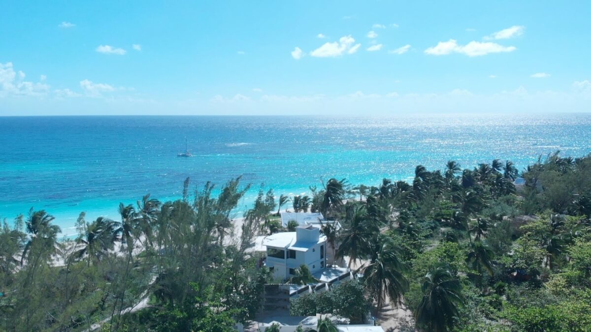 Residential lot in Tulum, with outdoor amenities, green areas, in gated community near the sea and the hotel zone.