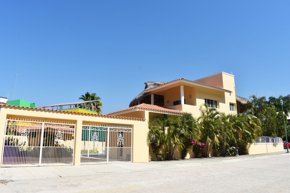 Villa con terraza vista al mar, elevador, panel solar, alberca privada, terreno de 780 m2, Residencial Conejos, comunidad con acceso al mar