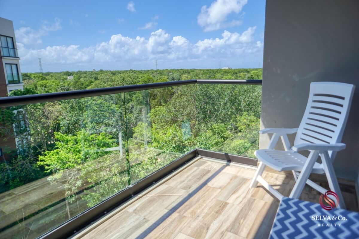 Condo Reduced price with ocean view from infinity pool, 400 meters from the beach and steps from Fifth Avenue. Amenities for the family.