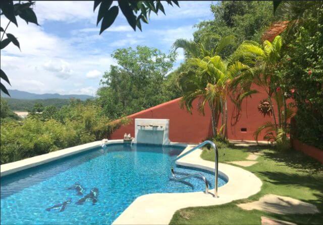 4 bedroom house, private pool and jacuzzi, large terrace with double-height palapa, parking for 3 cars, in Sector O, Huatulco, for sale.