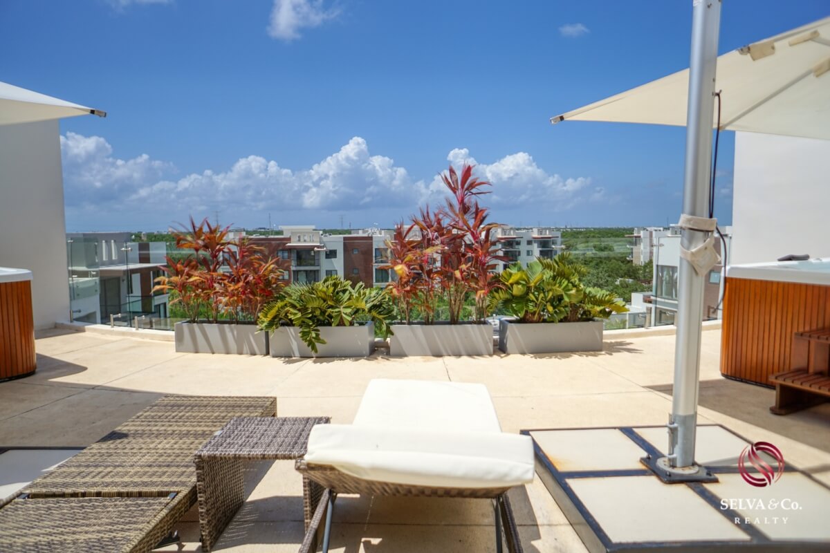 House with jacuzzi and rooftop in gated community, for sale in Playa del Carmen.