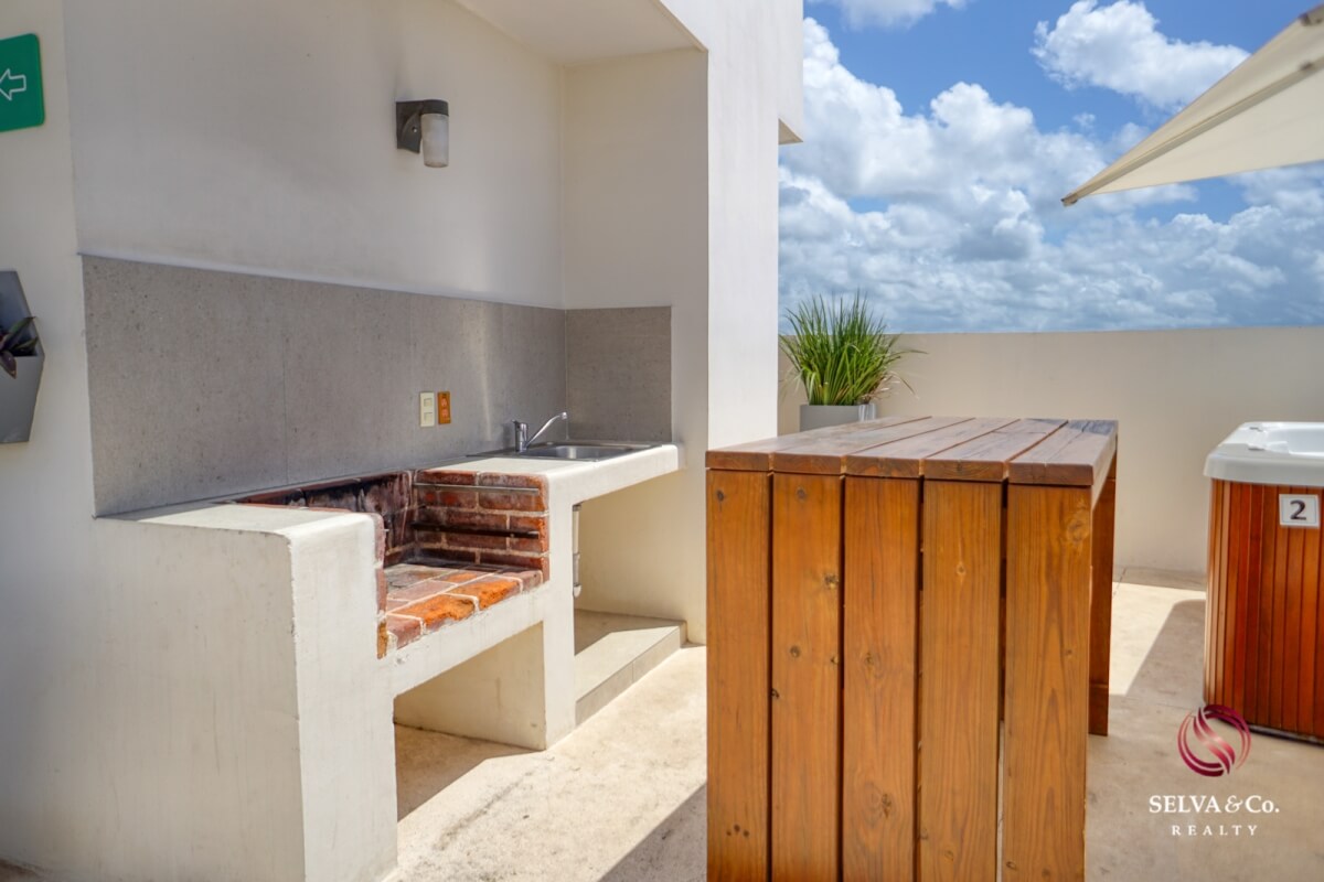 House with jacuzzi and rooftop in gated community, for sale in Playa del Carmen.