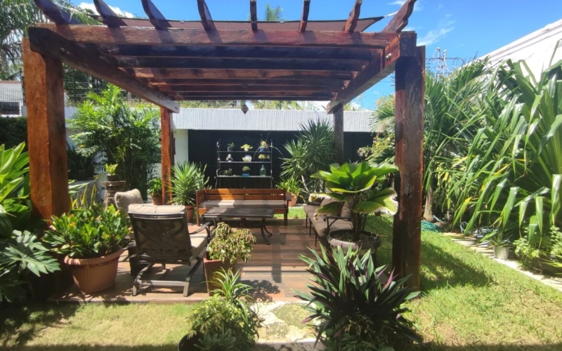 Villa de 5 recamaras,+ 2 departamentos independientes de 1 recamara, area de asador, jardin con pergola, en venta en Cozumel, Colonia Adolfo