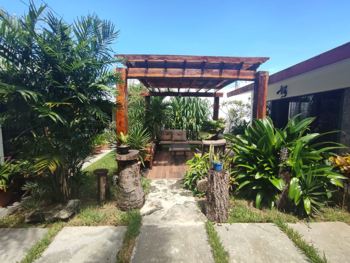 House with private pool and garden, parking for 2 cars, laundry room and storage, garage for 2 cars, space for expansion, pre-construction,