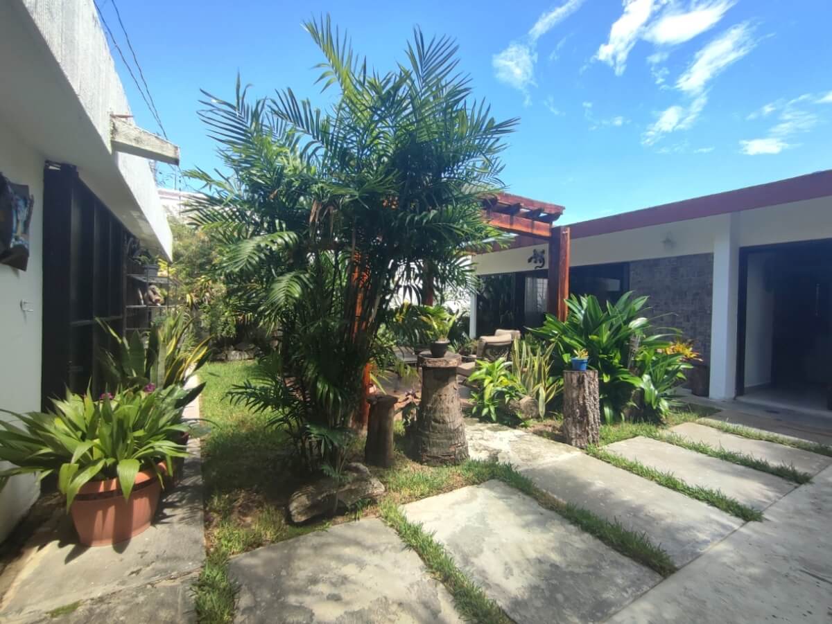 Casa con jardin a 3 minutos de la playa, en venta Cozumel cerca de Corpus Christi.