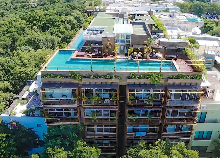 Condominio con terraza de 25 m2, vista al campo de golf, cuarto de servicio, casa club, cenotes, club de playa, parques, 2 estacionamientos