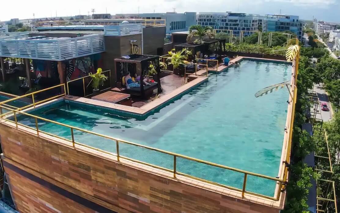 Condominio con terraza de 25 m2, vista al campo de golf, cuarto de servicio, casa club, cenotes, club de playa, parques, 2 estacionamientos