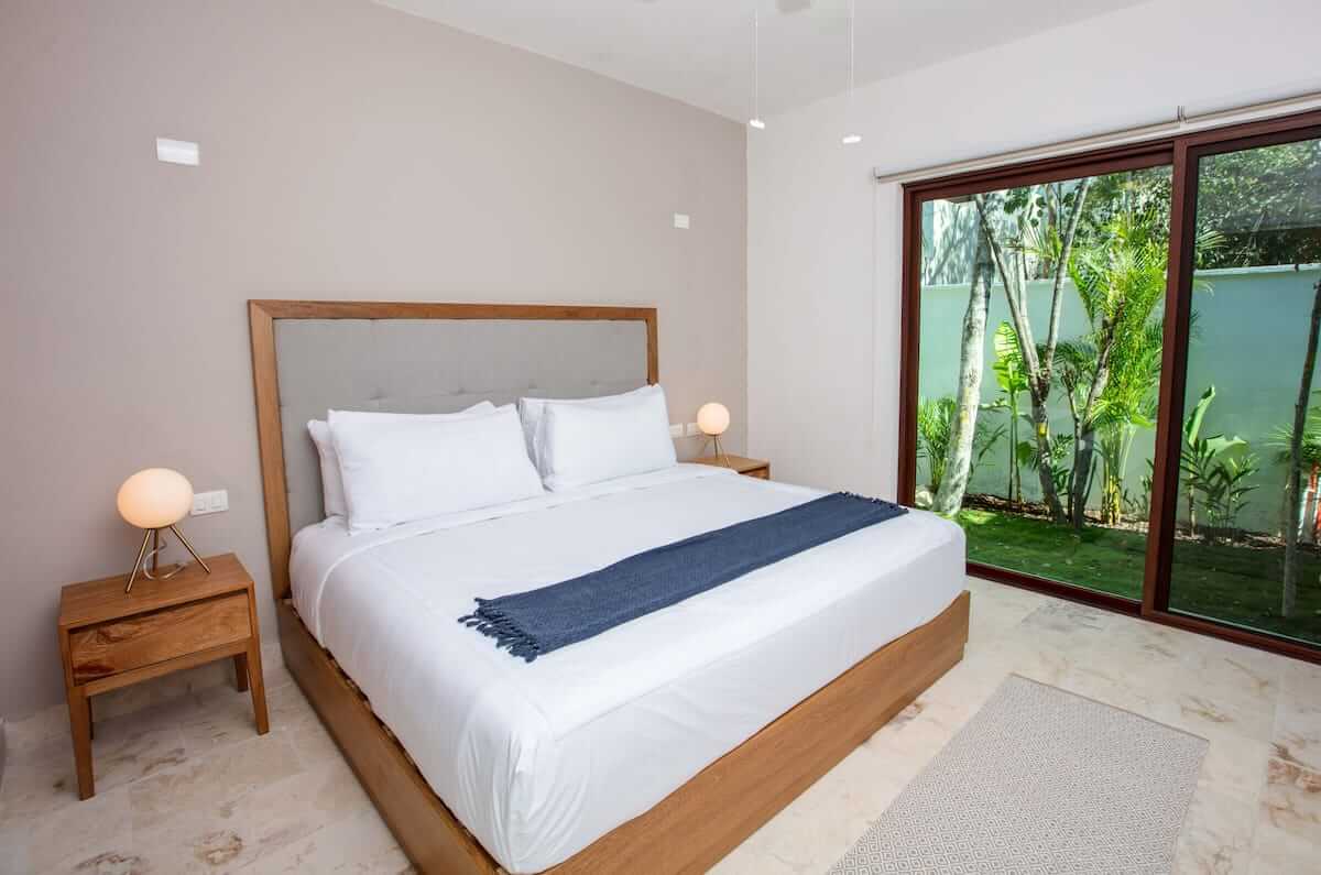 Villa con alberca privada y jardin, 5 recamaras, piso de mármol, nueva en venta en Aldea Zama, Tulum.