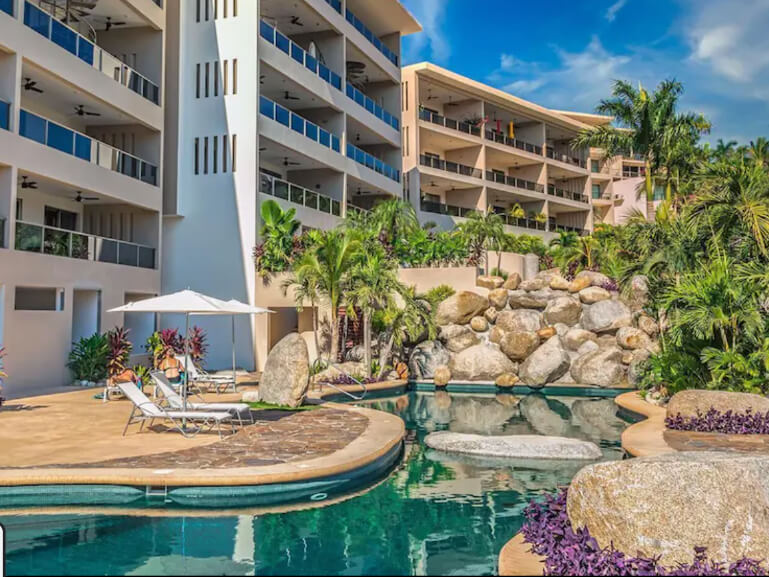Condominium steps from the ocean, 230 meters from the beach, in pre-construction-Playa Santa Cruz, pool, jacuzzi, Huatulco for sale.