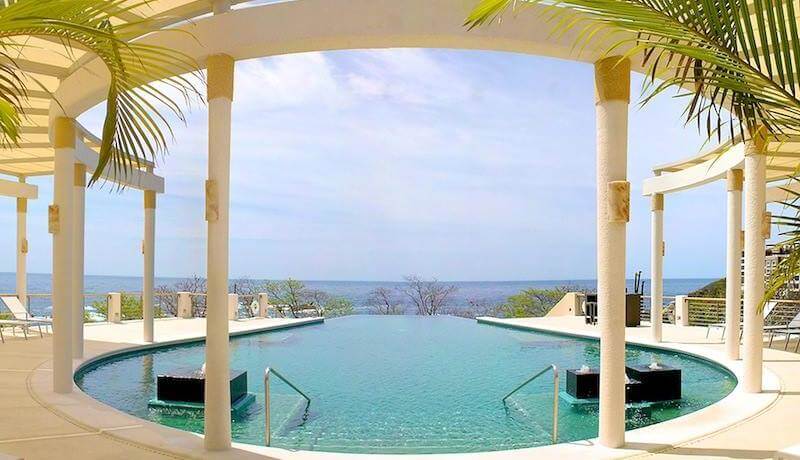 Penthouse con vista al mar, terraza panorámica, alberca y jacuzzi con vista al mar, amueblado, 250 metros de la playa. en venta Huatulco.