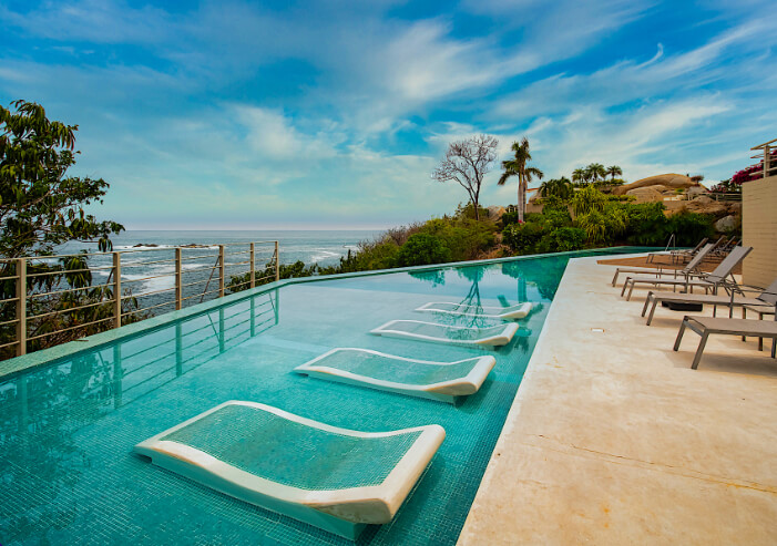 Penthouse con vista al mar, terraza panorámica, alberca y jacuzzi con vista al mar, amueblado, 250 metros de la playa. en venta Huatulco.