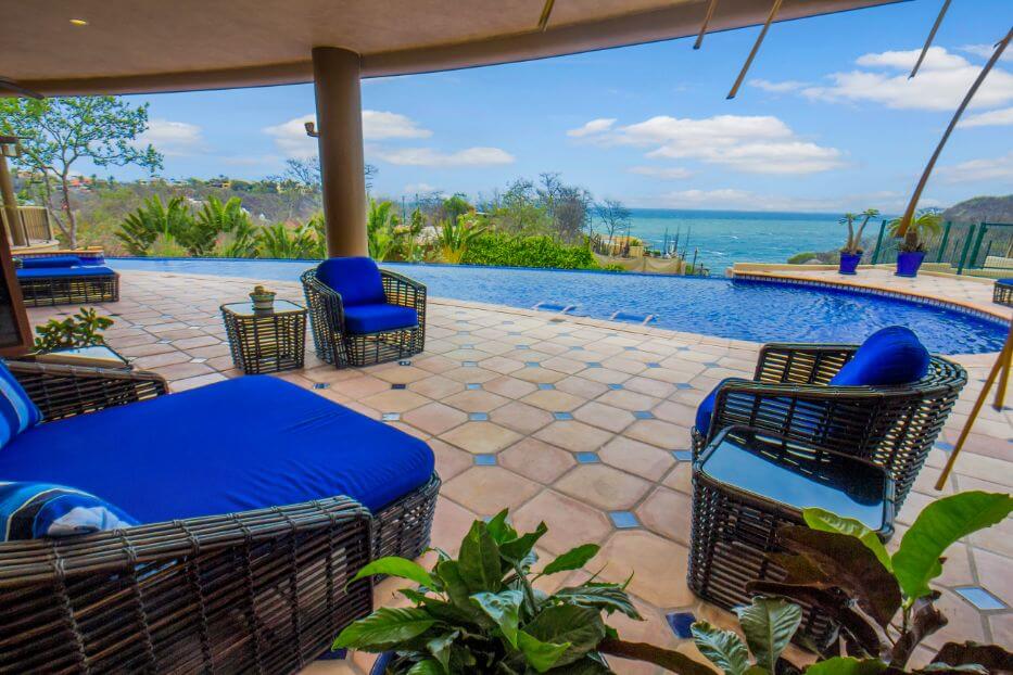 Residencia con vista al mar, alberca infinity, terraza con asador y cocina en exterior, panel solar, huerto comestible, venta Residencial Co