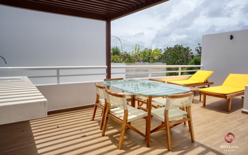 Penthouse con terraza, jacuzzi privado, vistas verdes, gimnasio, 2 albercas, sala de yoga, en venta, Aldea Zama, Tulum.