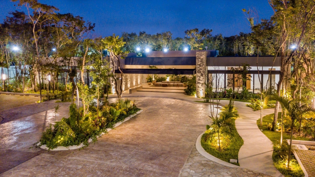 Casa con alberca, terraza, jardín, en Residencial el Cielo, Playa del Carmen.