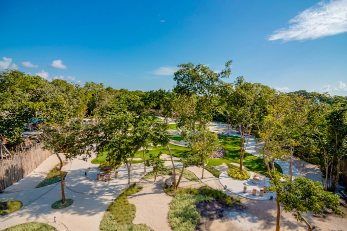 Departamento con cenote, alberca, a 400 metros de la playa, en campo de golf, pre-construccion-venta Playacar