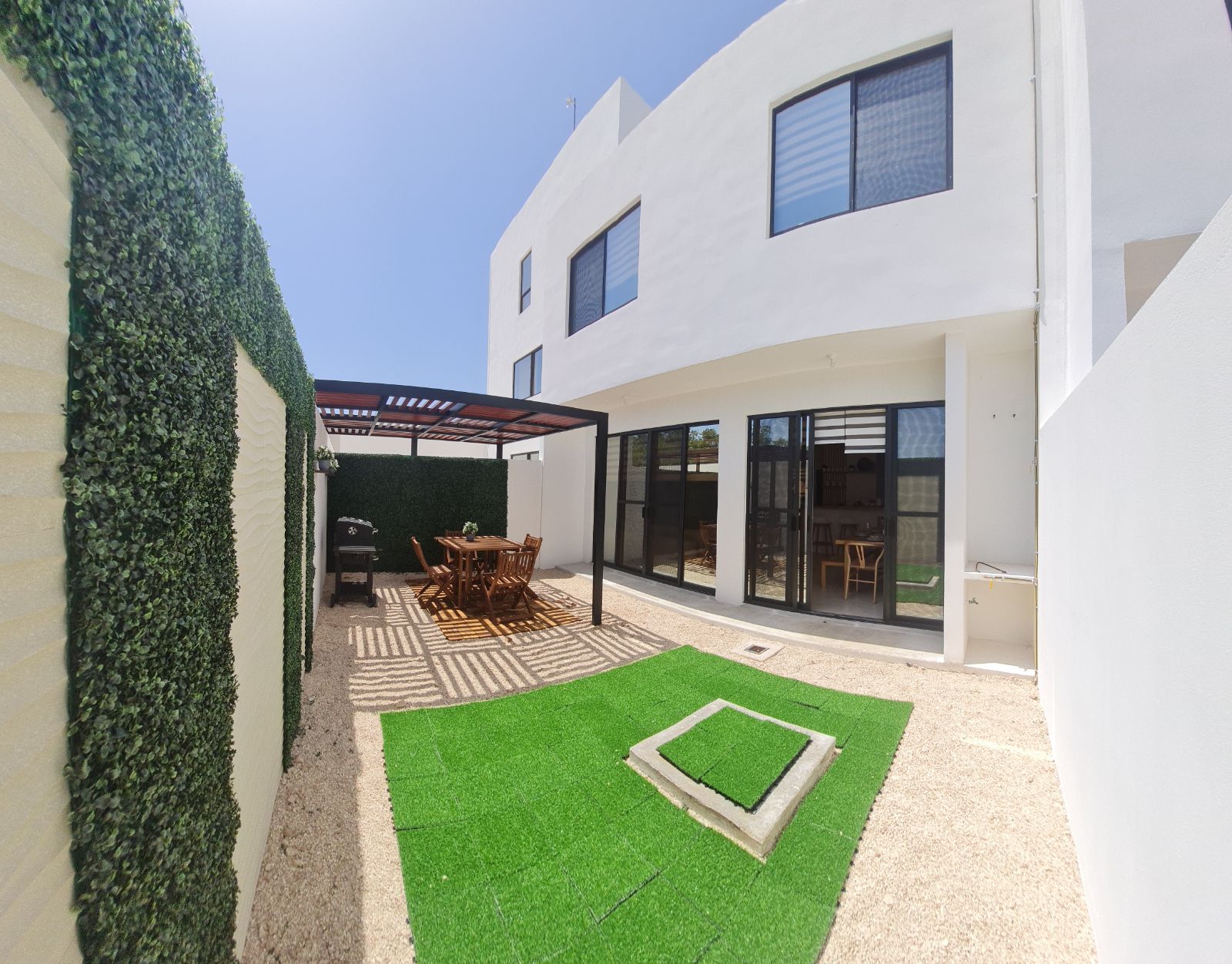 House with solar panels, garden with barbecue, club house with sports fields and pool, playground for children and more in Allergranzza gate